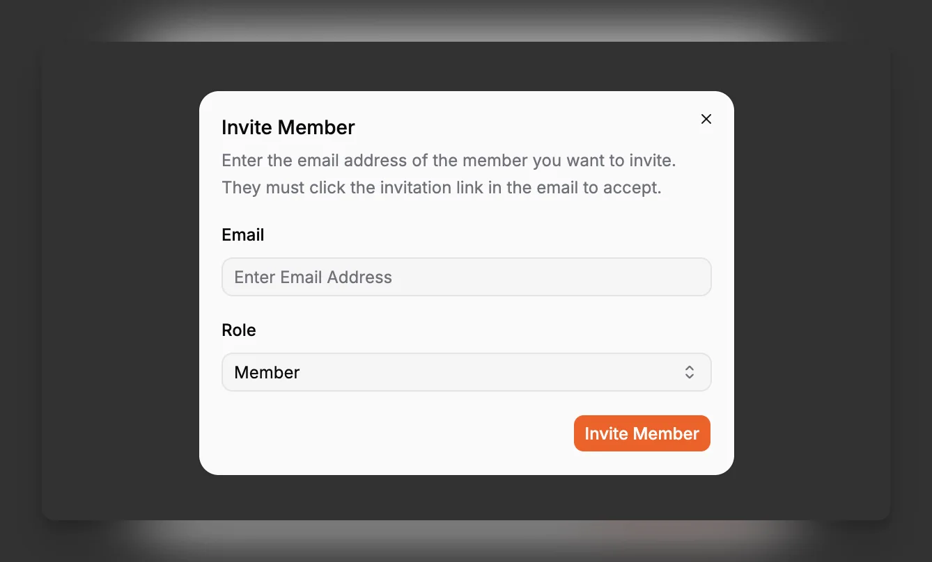 Paragraph CMS Dialog „Mitglied einladen“ mit E-Mail-Eingabe und Rollenauswahl.