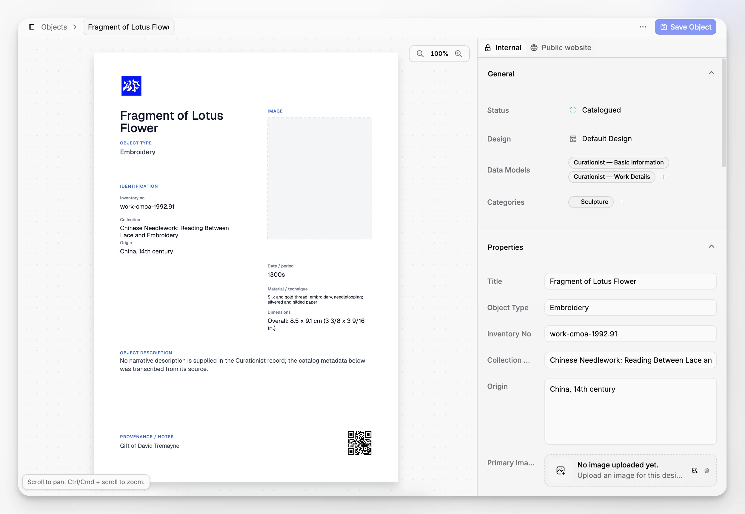 Blueputto-Objektkarteneditor mit Layout-Steuerungen, Beschriftungen, Textblöcken, Bildern, QR-Code und Platzierung von Live-Objektdaten