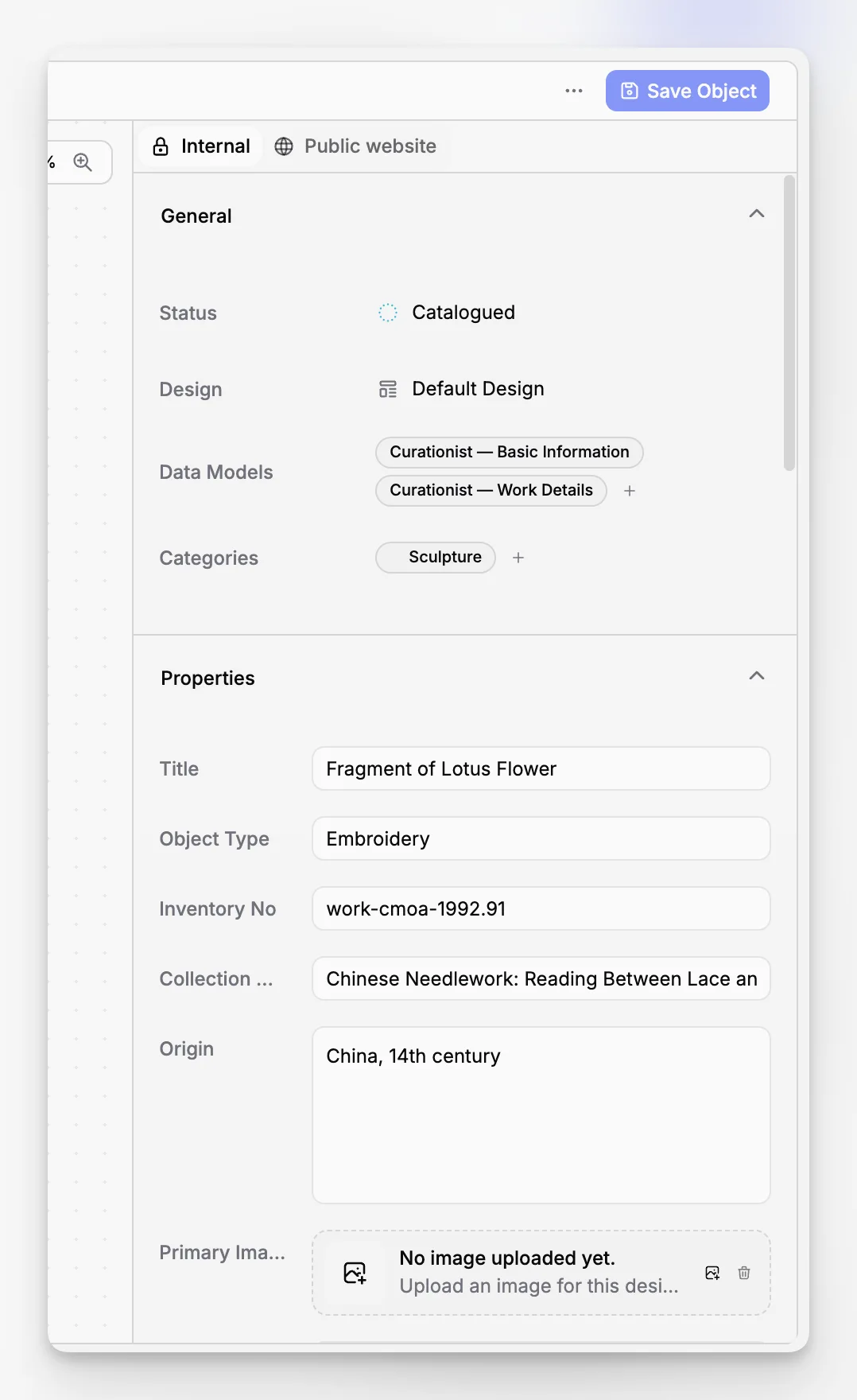 Gedetailleerde recordweergave met metadata, notities en documentatievelden in museumbeheersoftware